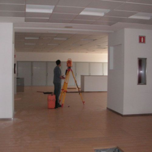 Trabajo de cartografía en el interior de una instalación