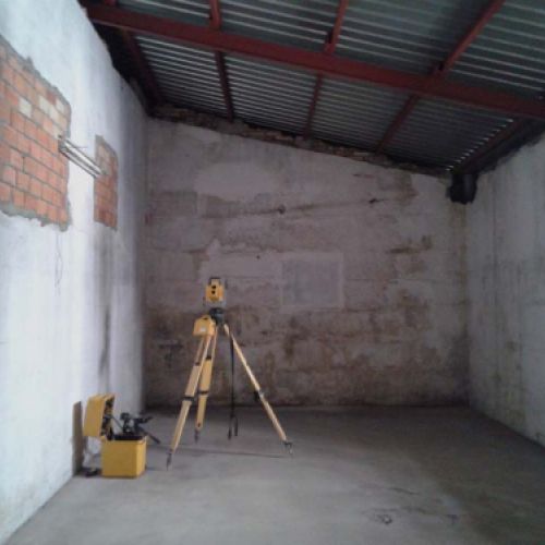 Trabajo de medición en interior de una nave