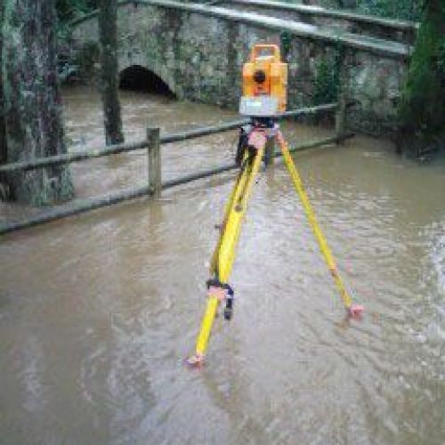 Trabajo de cartografía en la orilla de un rio con crecida